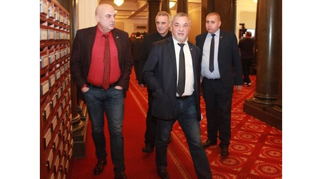 Неотлъчно до лидера на НФСБ Валери Симеонов в кулоарите бяха депутатите от партията му.