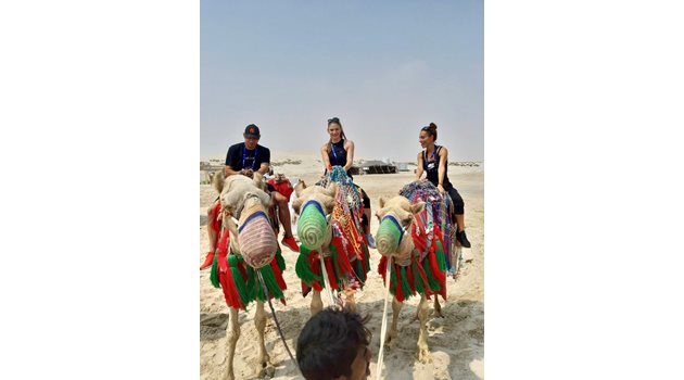 Ивет Лалова, Габриела Петрова и съпругът на Ивет Симоне Колио яхнаха камилите в Катар.