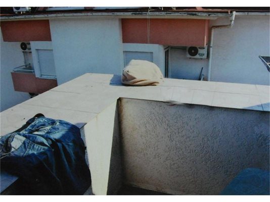 17-годишният британец объркал парапета на терасата в хотела с легло. 
