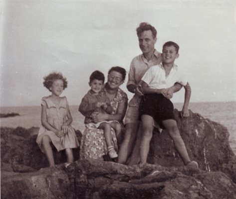 Любомир със съпругата си Марта, сина Георги и дъщерите Татяна и Антонина на море в Созопол през 1956 г.