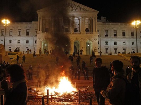 Демонстранти запалиха огньове пред сградата на парламента в Лисабон още в първата протестна нощ след обявяването на строгите бюджетни икономии.