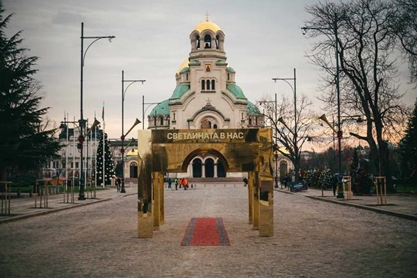 Златната арка с червения килим, която водеше към храма “Св. Александър Невски” предизвикаха буря от недоволство в социалните мрежи и вчера бе премахната