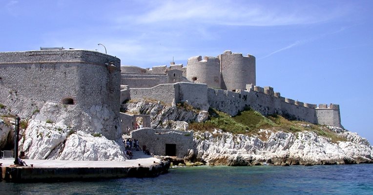 Непристъпният замък Иф се намира в залива на град Марсилия.