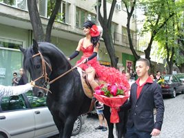 През 2012 г. абитуриентката от Ветеринарната гимназия в Стара Загора Теа Димитрова изненада всички, като дойде на бала си, яхнала кон.
Снимка: Ваньо Стоилов