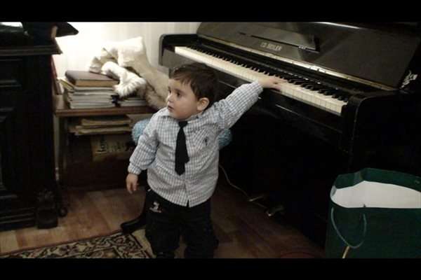 Малкият вече проявява музикалния си талант. Овладял е специална техника за свирене на пиано - удряне с цяла ръка по клавишите.
