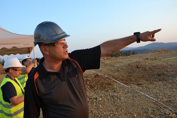 След траките ние сме първите миньори, които копаят тук, шегува се оперативният директор Любомир Хайнов.