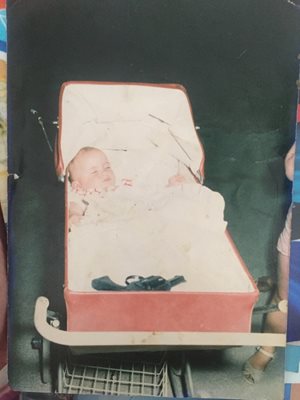 Уникална снимка - бебе Мария с пищов в детската количка