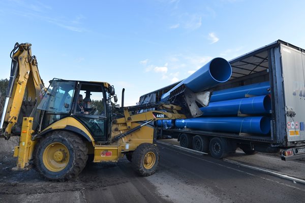 През уикенда тръбите на спасителната връзка с мрежата на “Софийска вода” стигнаха до самия град и до свързването им остават броени дни.