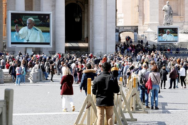 Доста малко на брой поклонници слушат неделната меса на папата, която той произнесе онлайн, а не го гледаха на огромни екрани.