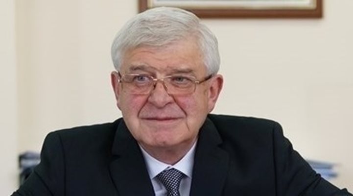 Министър Ананиев забрани кооперативните пазари и цветните борси