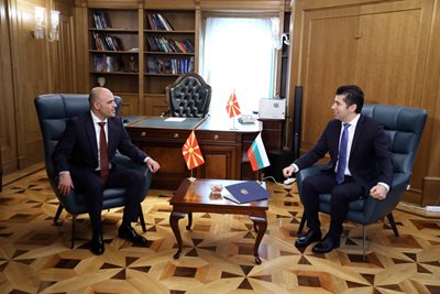Петков и Ковачевски провели приятелски разговор / Снимки: Министерски съвет