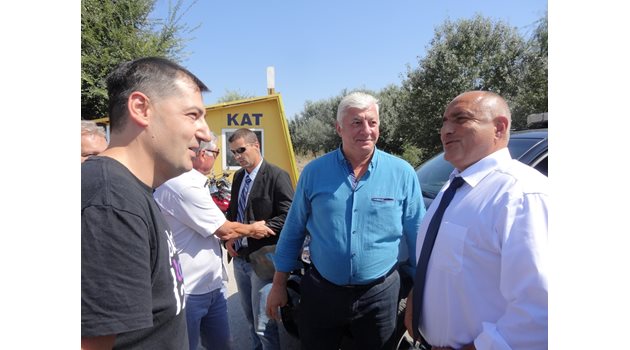 Кметът Иван Тотев и областният управител Здравко Димитров посрещат Борисов на околовръстния път на Пловдив до караулката на КАТ.