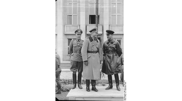 Генералите Гудериан и Кривошеин приемат парада на нацисти и болшевики след съвместните бойни действия в Полша.