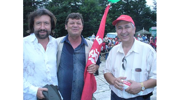 Николай Банев (вляво) на Бузлуджа през 2010 г., когато заводът в Девня спира работа и служителите остават на улицата.