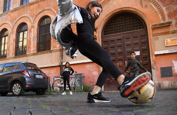 Деца играят футбол на улица в Рим.