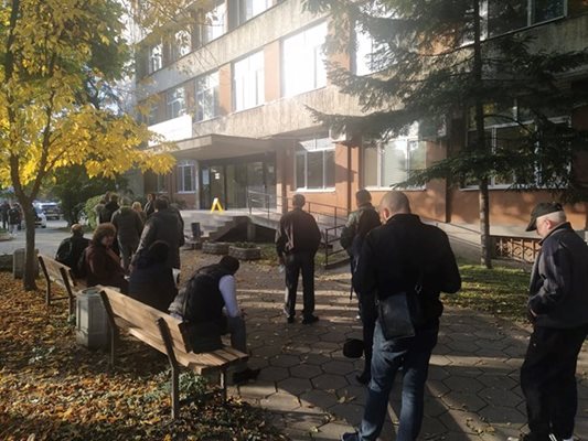 Пловдивчани се ваксинираха в деня на изборите.