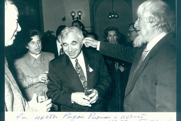 Радой Ралин на шега дърпа ухото на Желю Желев на прием в Бояна през 90-те години на миналия век.