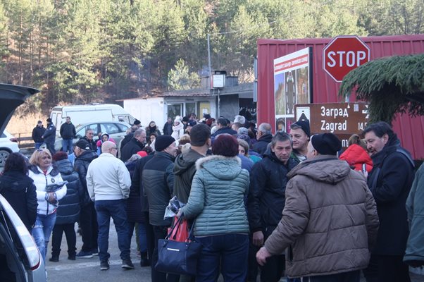 Много хора дойдоха да хапнат курбан на отбивката за с. Забърдо.