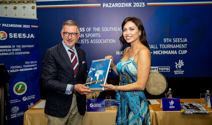Ο Charles Camenzulli χάρισε στη Reneta Kamberova το βιβλίο ιστορίας της Διεθνούς Ένωσης Αθλητικών Δημοσιογράφων (AIPS).