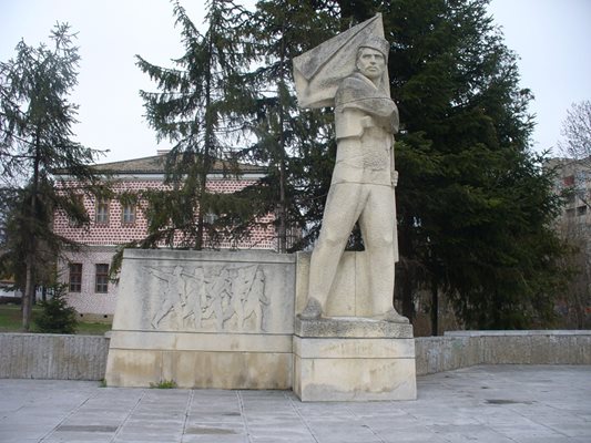Паметникът на знаменосеца на четата на Христо Ботев Никола Симов-Куруто в родния му град Търговище.