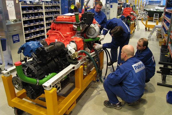 Работници от полския завод и инструктори от Финландия сглобяват двигателя на бронираната машина. Той е типов дизелов двигател на “Скания”, монтира се на автобуси и камиони и може реално да бъде намерен във всяка държава по света. Скоростната кутия пък е германска.