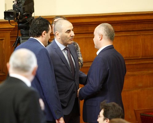 Шефът на парламентарната група на ГЕРБ Цветан Цветанов разговаря с червения депутат Георги Свиленски (вдясно) по време на дебатите.
