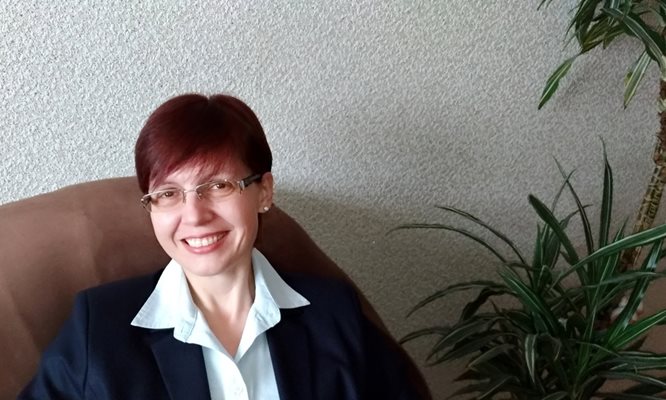 Елица Стоилова е основател и главен изпълнителен директор на компания “Умни”.