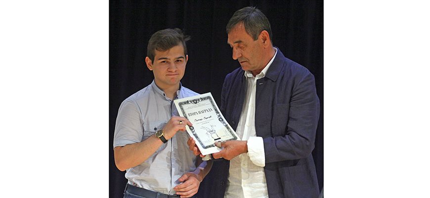 Председателят на Асоциацията на българските писатели Захари Иванов дава втора награда на Петър Гаргов