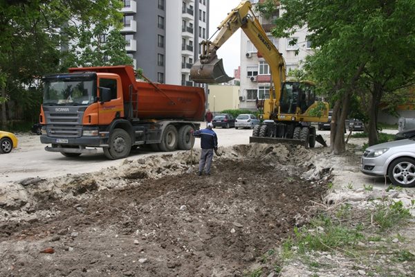 Теренът от 7 дка никога не е виждал асфалт.