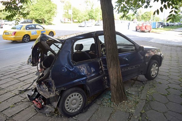 "Пежо 106" се е усукало около дървото. 