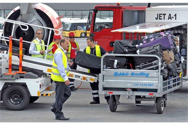 4. От лентата куфарите се прехвърлят от количките към багажното отделение на аеропланите. 
СНИМКИ: ПИЕР ПЕТРОВ