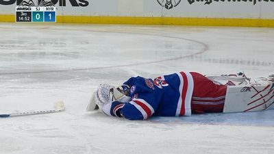 Игор Шестьоркин лежи на леда контузен.