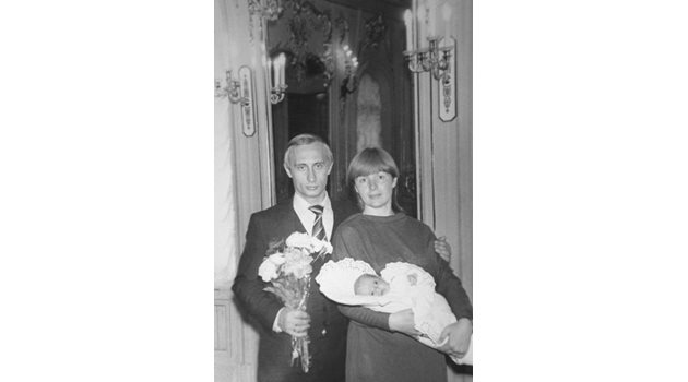  Владимир Путин заедно със съпругата си Людмила (вече бивша) и дъщеря им Мария