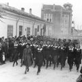 Шествия на абитуриенти в Търговище е имало и преди 1944 година. На снимката са абитуренти от тогавашната смесена гимназия "Свети Седмочисленици" в града, които с шествие празнуват 24 май през 1941 година.