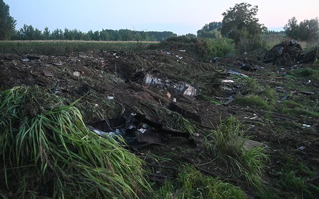 Отломки от падналия самолет край Кавала.