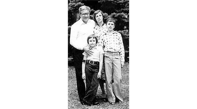 СОЦАРХИВ: Луканов с жена си Лилия Герасимова, сина си Карло и дъщеря си Ана на почивка през 80-те години.