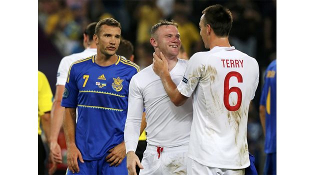 ПОЗДРАВЛЕНИЯ: Централният защитник на англичаните Джон Тери поздравява Уейн Руни за гола срещу Украйна.