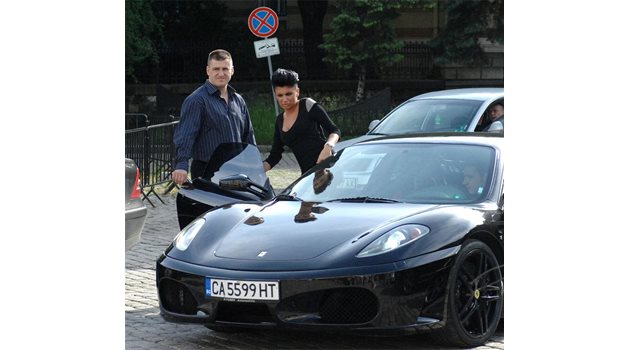 ЛУКС: Александра Арабаджиева се качи в лъскавото “Ферари” на Мартин Данона на път за ресторанта.
