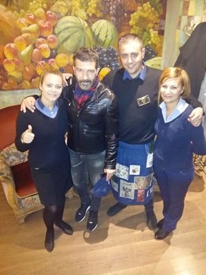 Бандерас се снима с персонал на ресторант в центъра на София. След като кадрите се появиха във фейсбук, хиляди го харесаха и коментираха, че е неразпознаваем.  СНИМКИ: ФЕЙСБУК