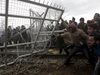 Бежанци щурмуват с камъни границата на Гърция с Македония (обзор)