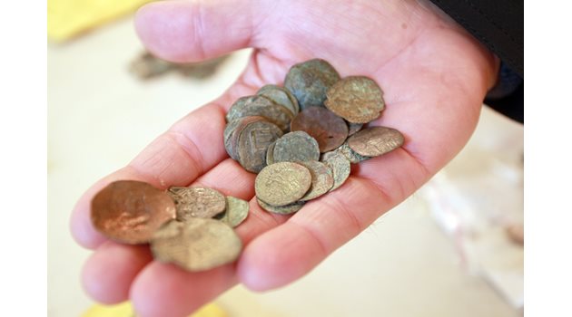 НАХОДКИ: При разкопки на римски крепости се намират шепи ценни монети.