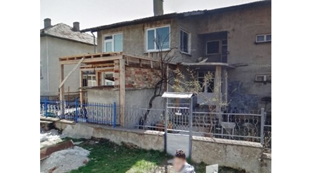 Къщата в Антоново, където е регистрирана фирмата, която побърква големите общини на България.