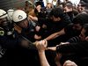 Гръцката полиция използва газ и шокови гранати срещу анархисти в Солун (Снимки)