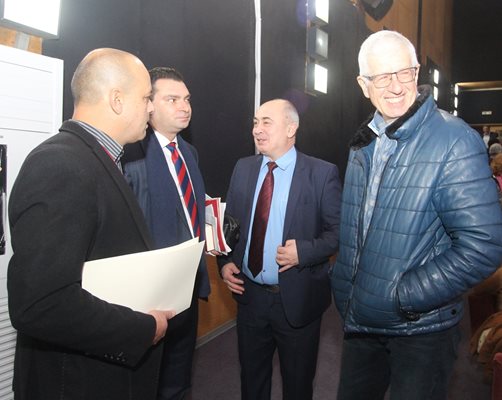 Лидерът на БСП в София Калоян Паргов (вторият вляво) и предшественикът му на този пост - бившият енергиен министър Румен Овчаров, коментират възможните ходове на левите в столицата за вота догодина.
