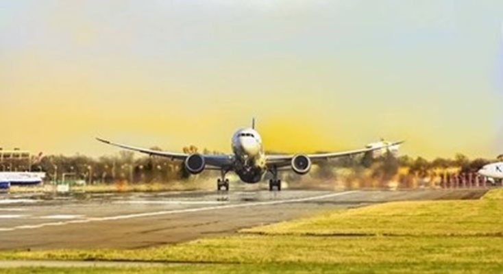 "Ер Франс" спря товарните полети, превозващи медицинско оборудване и маски между парижкото летище "Шарл дьо Гол" и Шанхай СНИМКА: Ройтерс