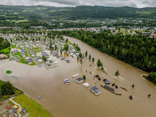 En dammur brister i Norge Foto: Reuters