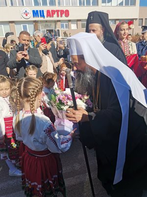 Хиляди жители на Гоце Делчев и региона се стекоха днес на централния площад, за да посрещнат патриарх Даниил. СНИМКИ: Община Гоце Делчев