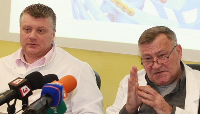 Д-р Кацаров (вляво) и проф. Дребов обясняват детайлите на уникалната операция.
