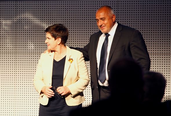 Бойко Борисов е прегърнал полската премиерка Беата Шидло при откриването на бизнес форум в София.