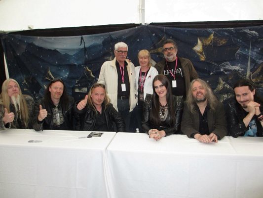 Пламен Димов заедно с членовете на групата Nightwish раздават автографи на феновете в България след концерта в “Арена Армеец” преди 2 г.